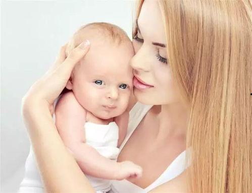 AV抱着头亲乳头,头部紧抱下的乳头亲密接触